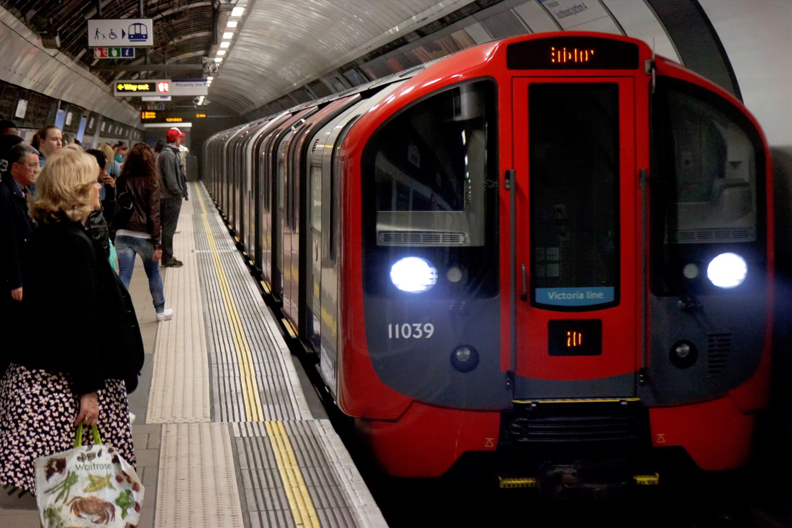 Hình minh họa bài đọc: London Underground