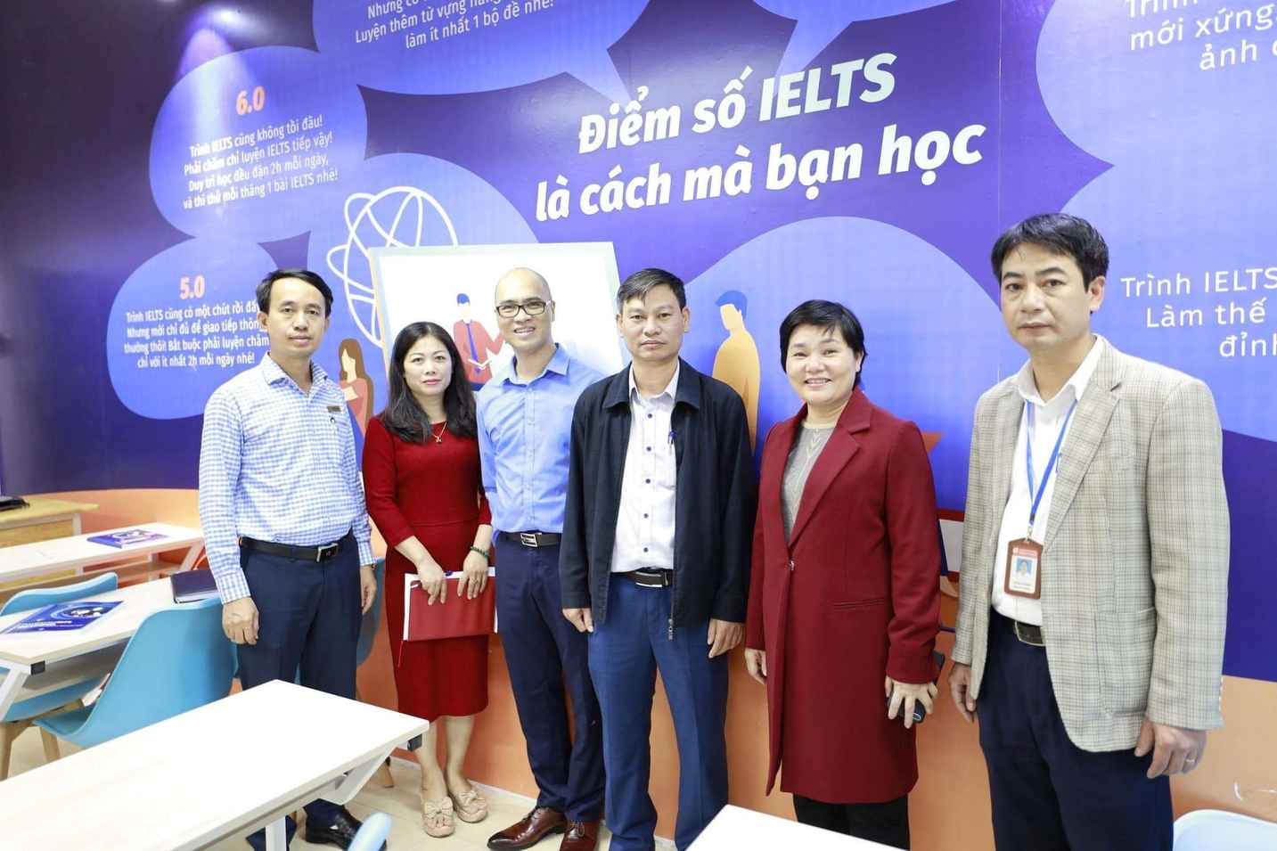 smartcom-hop-tac-cung-thpt-xuan-dinh (Ban Giám hiệu trường THPT Xuân Đỉnh cùng Chuyên gia Nguyễn Anh Đức, Chủ tịch HĐQT Smartcom trong lễ ký kết bàn giao CSVC ngày 21/10/2022)