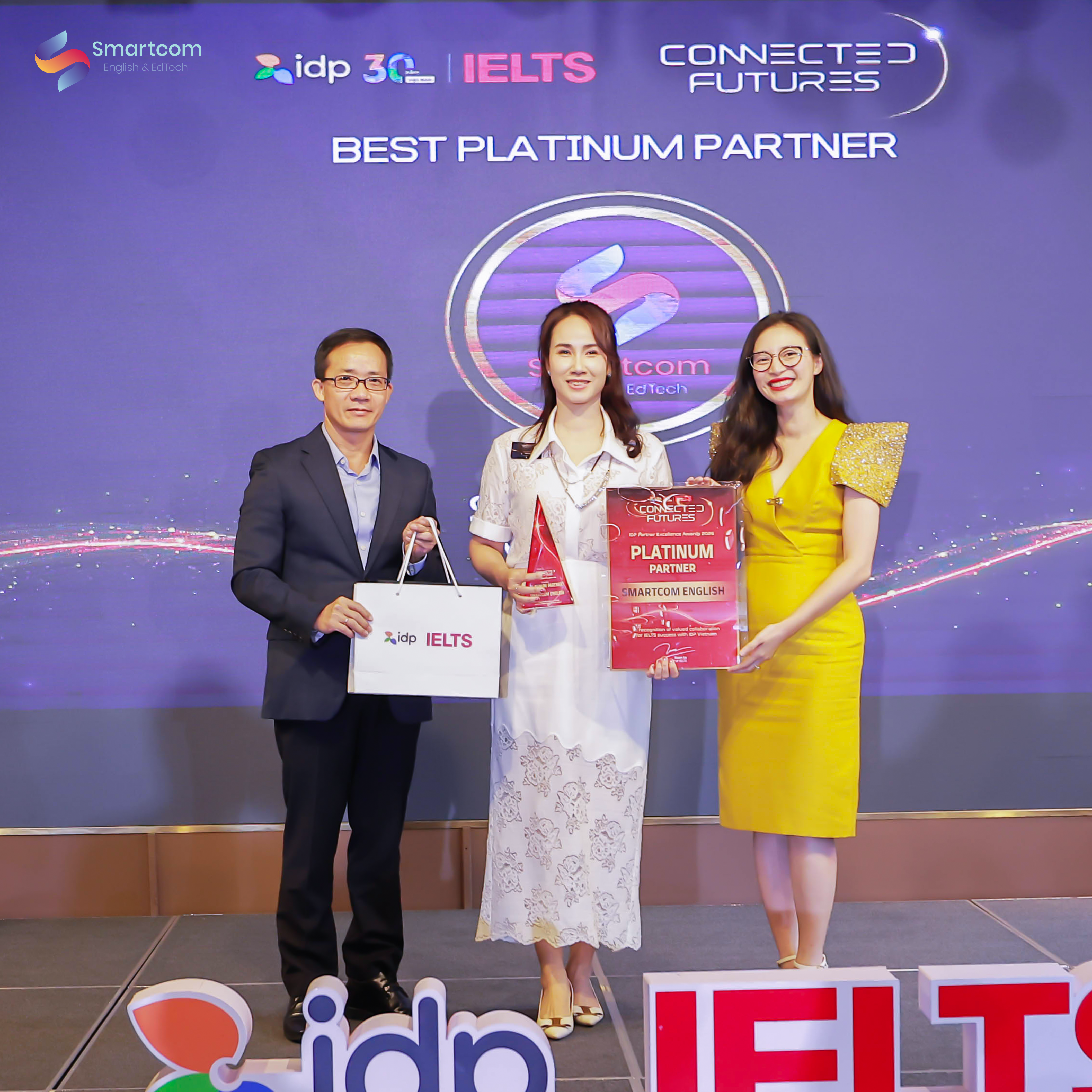Smartcom English liên tiếp được vinh danh là đối tác Bạch Kim của IDP