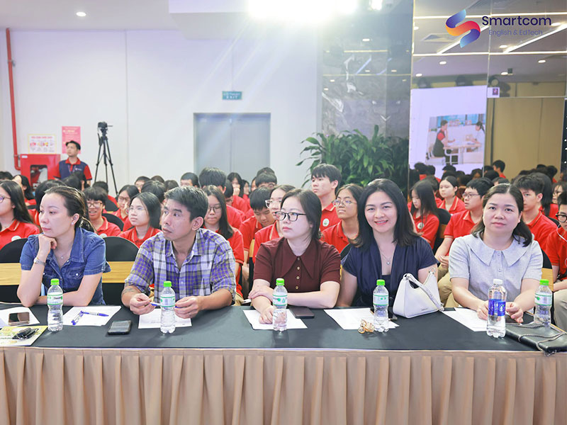 Phụ huynh học sinh  tại buổi khai phóng ielts 8.0 cùng học sinh trường THPT Mỹ Đình